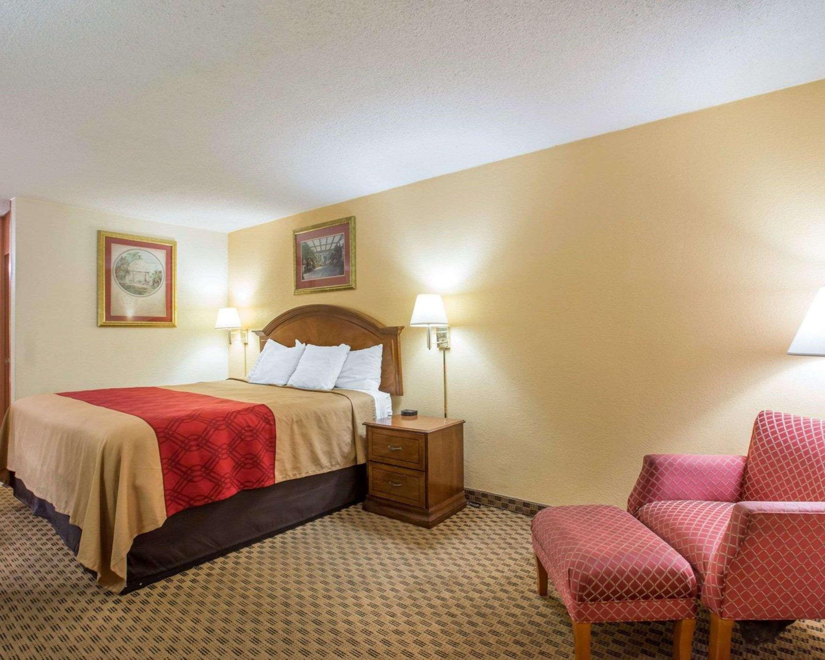 Econo Lodge Inn & Suites Macon Exterior photo