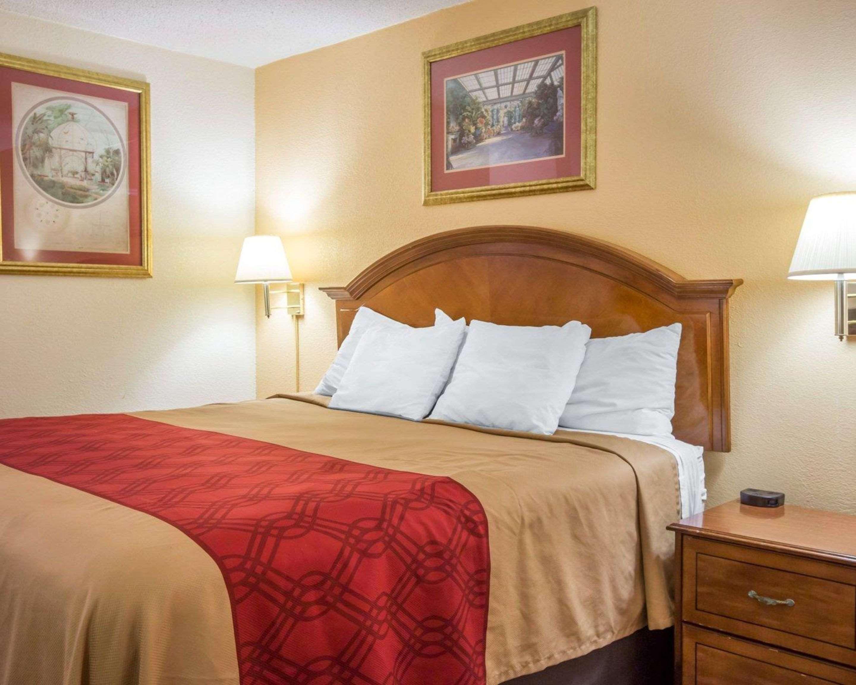 Econo Lodge Inn & Suites Macon Exterior photo