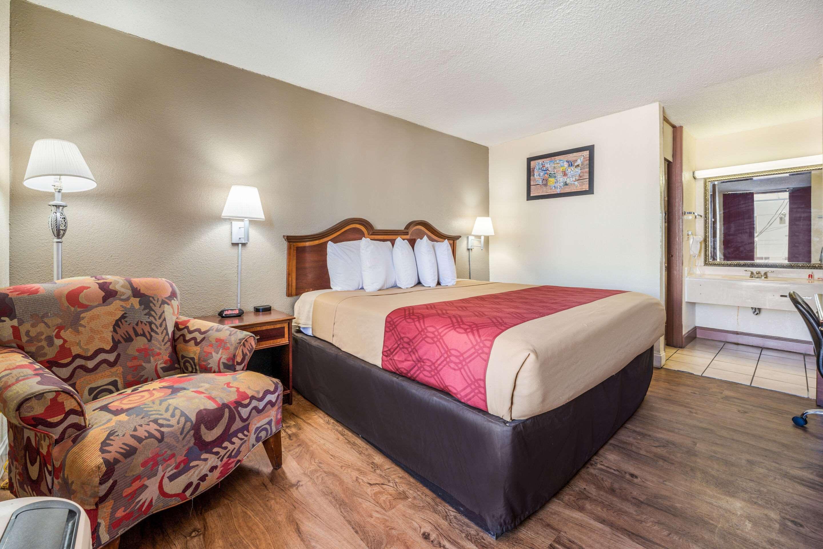 Econo Lodge Inn & Suites Macon Exterior photo