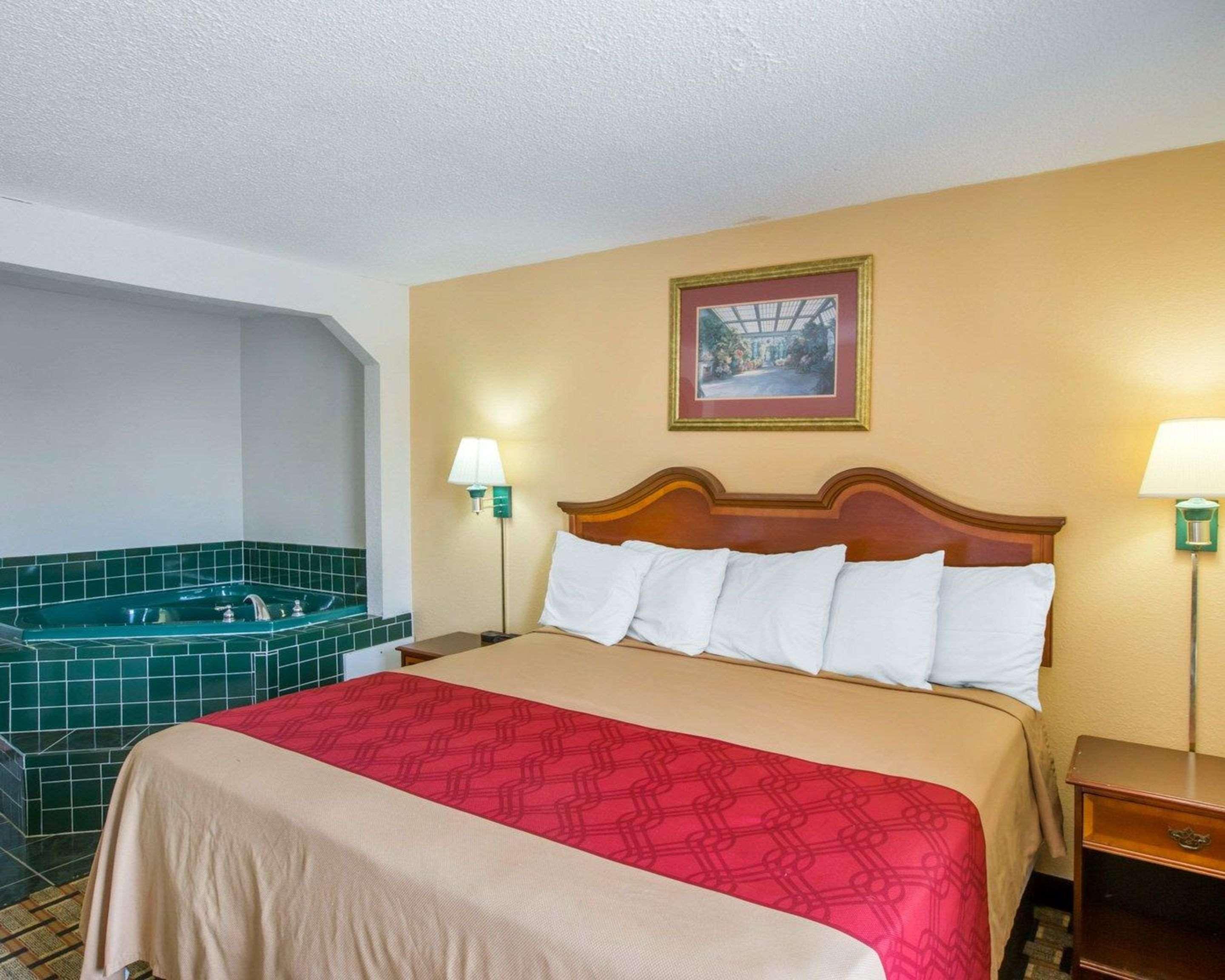 Econo Lodge Inn & Suites Macon Exterior photo