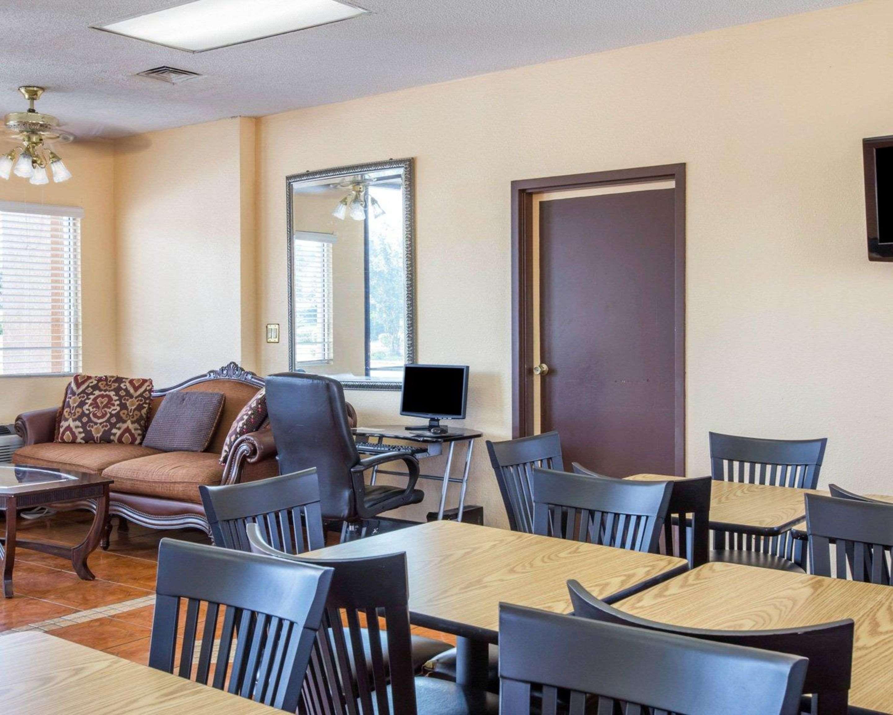 Econo Lodge Inn & Suites Macon Exterior photo