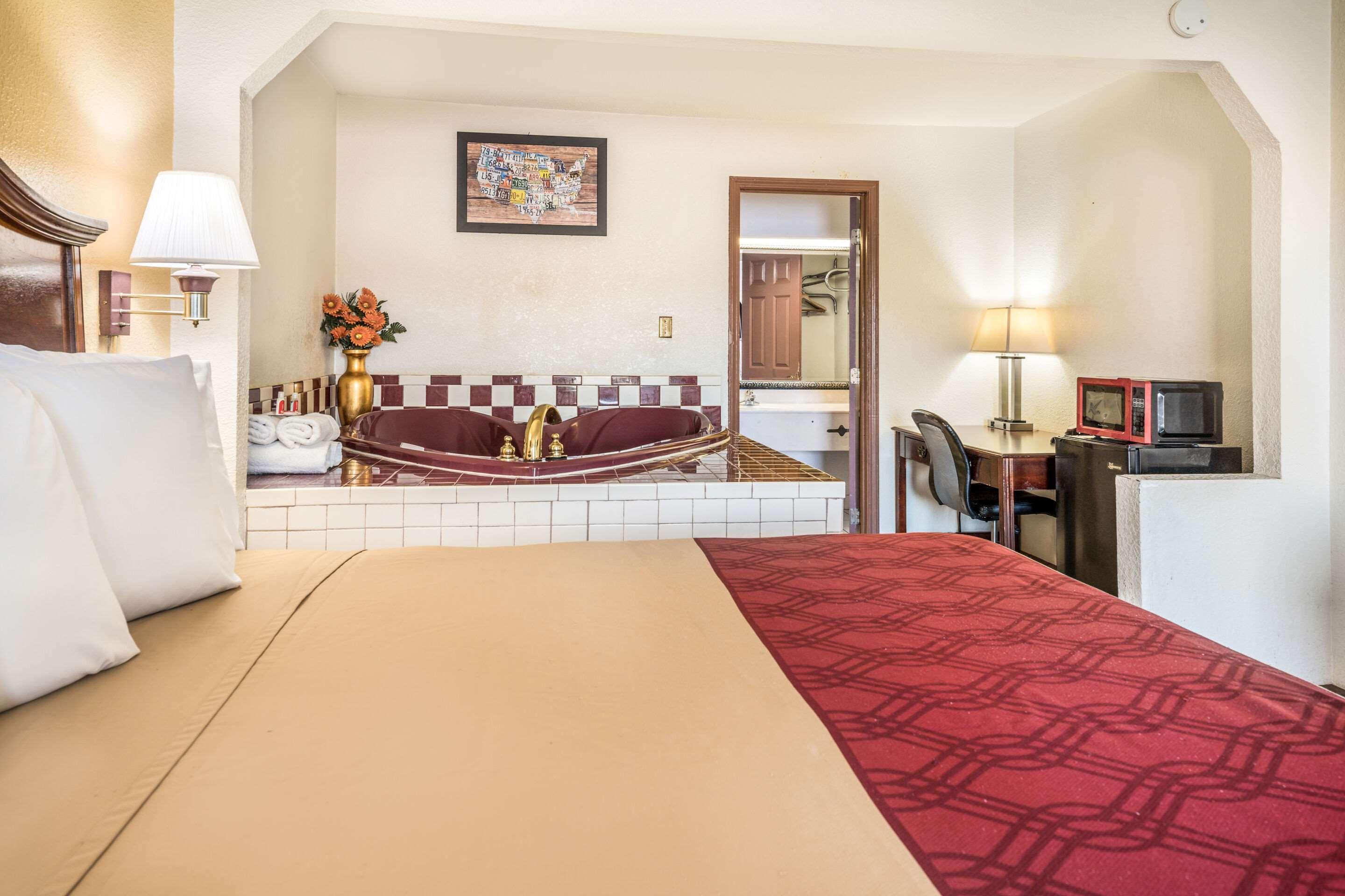 Econo Lodge Inn & Suites Macon Exterior photo